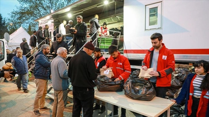 Adıyaman'da Türk Kızılay, yardımları gönüllülerle el ele depremzedelere ulaştırıyor