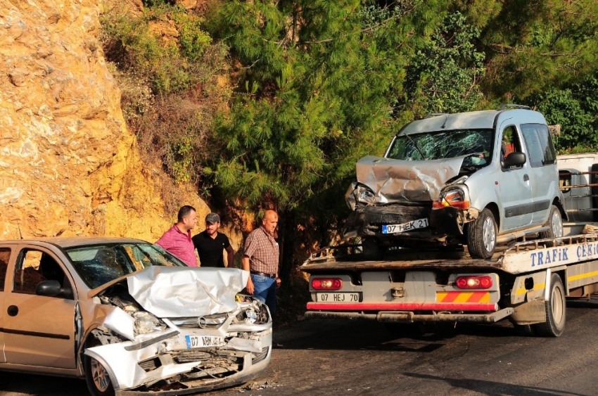 Otomobiller kafa kafaya çarpıştı: 5 yaralı