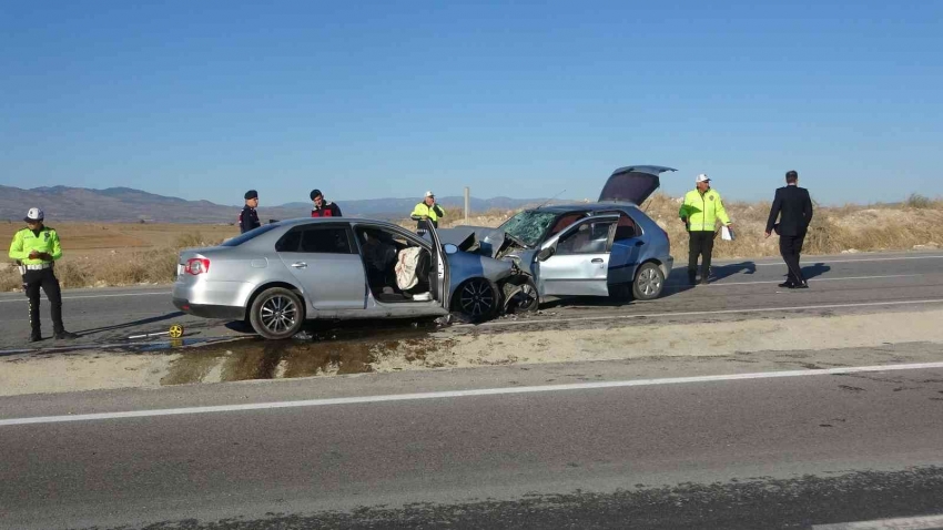 Trafik kazası: 1 ölü, 4 ağır yaralı