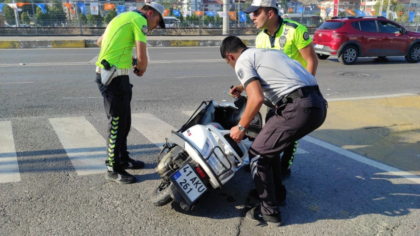 Otomobille çarpışan motosiklet sürücüsünün kaskı parçalandı