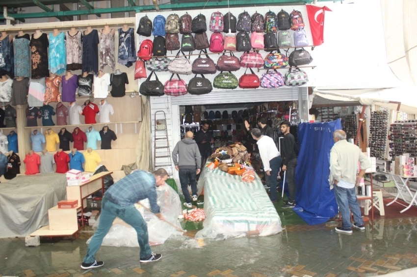 Manavgat’ta ev ve iş yerlerini su bastı