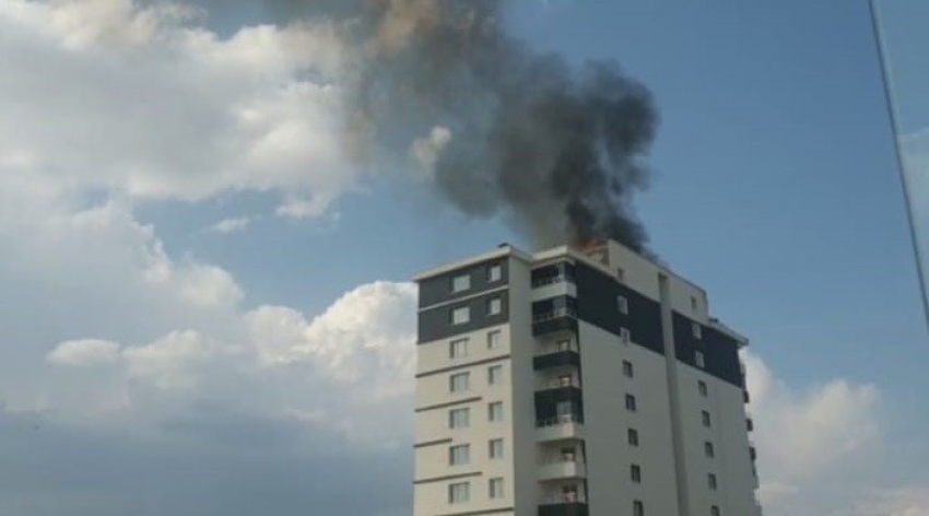 Kaynak makinesinden çıkan kıvılcımlar gökdelenin çatısını yaktı