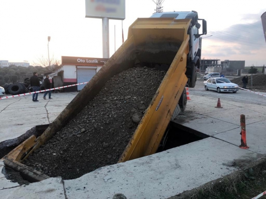 Beton zemin çöktü, kamyon içine düştü