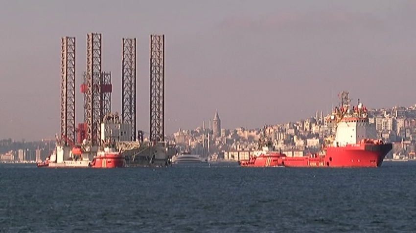 Dev petrol platformu yeniden İstanbul Boğazı’nda