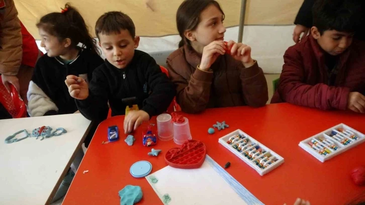 AFAD çadırlarında çocuklar depremin izlerini oyunla siliyor
