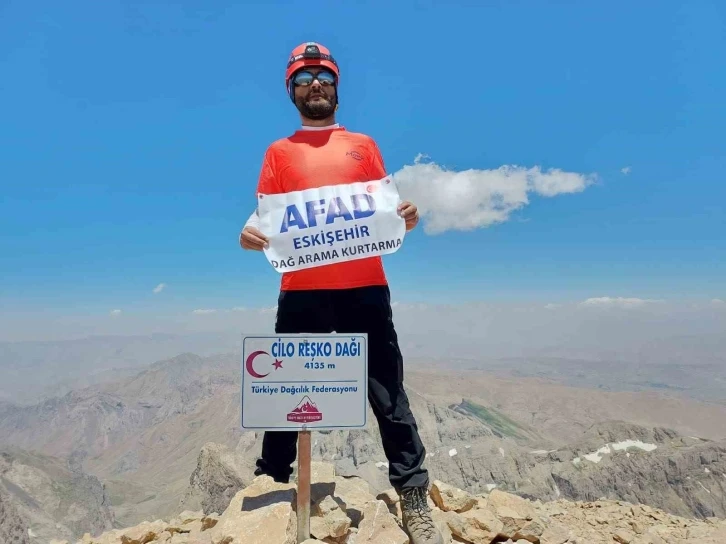 AFAD, Hakkari’deki Cilo Dağı zirvesine tırmanan personelini tebrik etti
