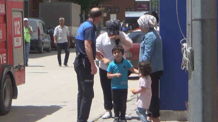 Afyonkarahisar Belediyesi zabıtasına kızan seyyar simitçi çocuklarının yakmakla tehdit etti
