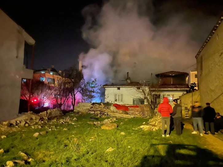 Afyonkarahisar’da iki katlı binada çıkan yangın korkuttu
