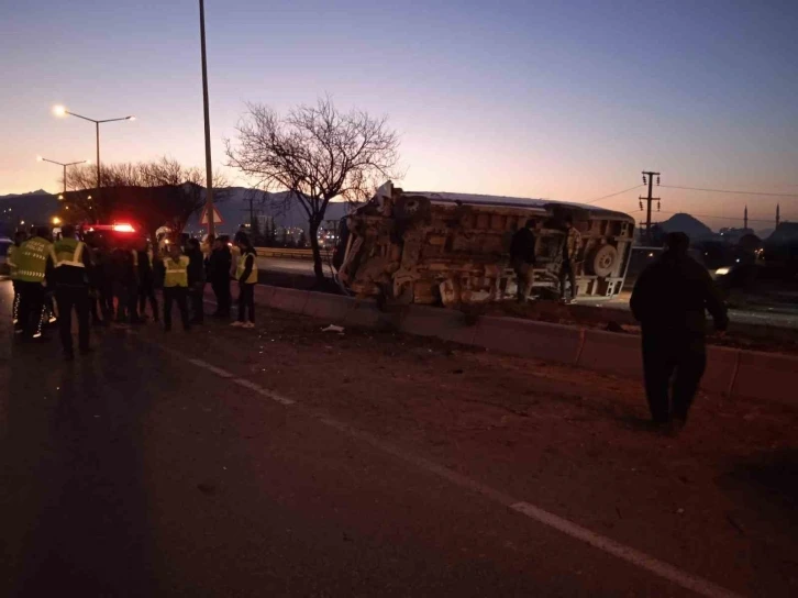 İşçi servisi refüje devrildi: 12 yaralı