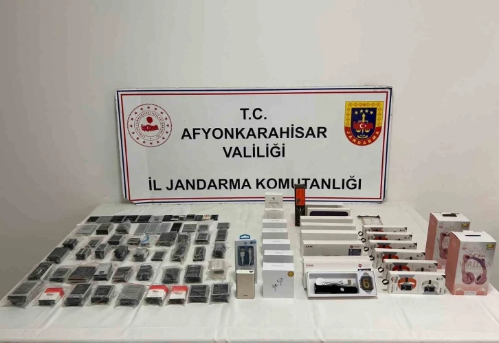 Afyonkarahisar’da kaçak telefon aksesuarları ele geçirildi
