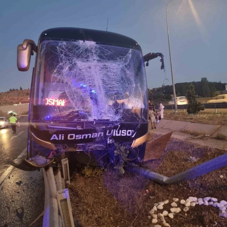 Afyonkarahisar’da otobüs bariyerlere çarptı: 2 yaralı
