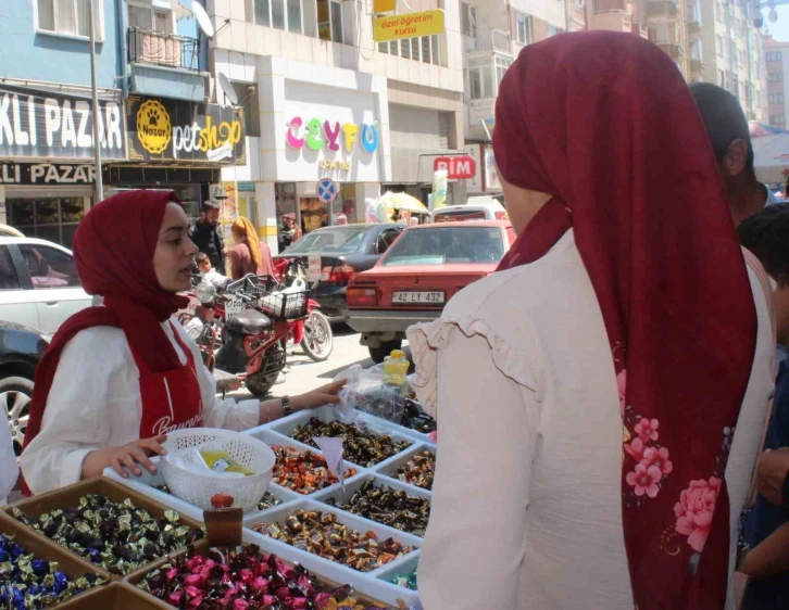 Afyonkarahisar’da semt pazarlarında Arife günü yoğunluğu
