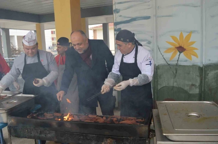 Afyonkarahisar’da sucuk mangalları depremzedeler için yandı
