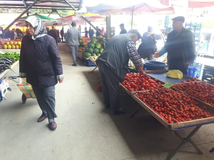 Afyonkarahisar’daki semt pazarlarında fiyatlar düşüşe geçti
