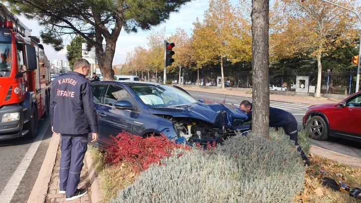 Ağaca çarpan otomobil...