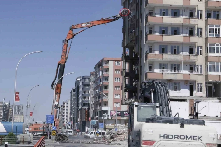 Ağır hasarlı binanın yıkımında polis ve operatörün bayrak hassasiyeti
