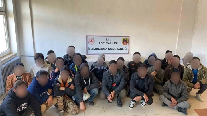 Ağrı’da 25 Afgan göçmen yakalandı, 3 şüpheli gözaltına alındı
