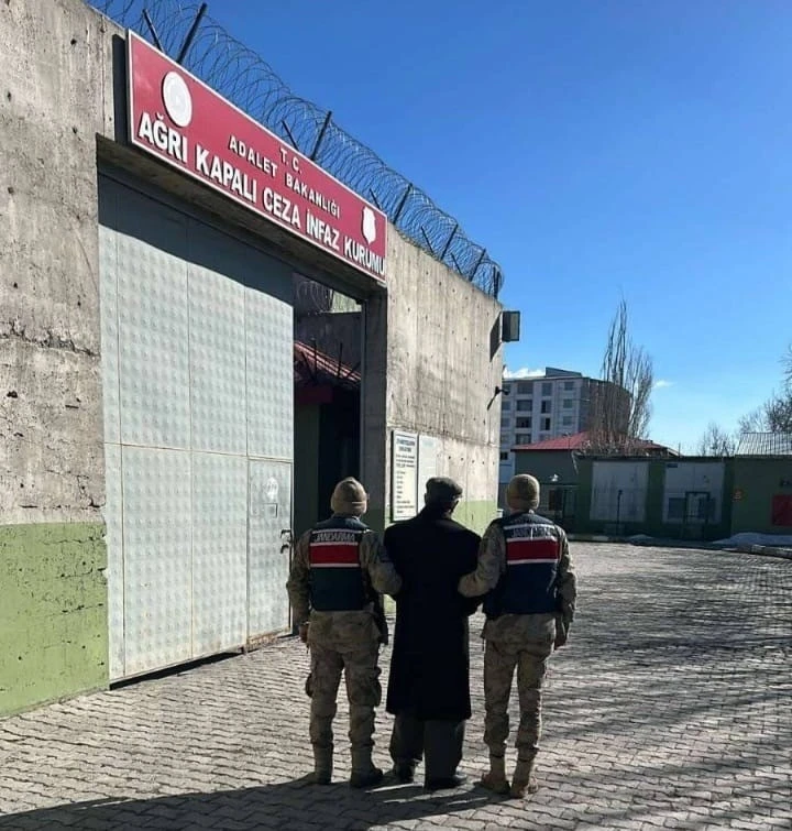 Ağrı’da çeşitli suçlardan aranan 4 firari yakalandı
