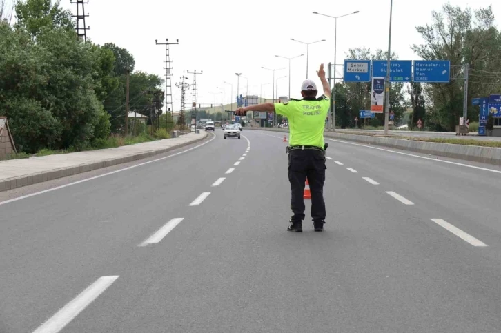 Ağrı’da hava destekli trafik denetimi
