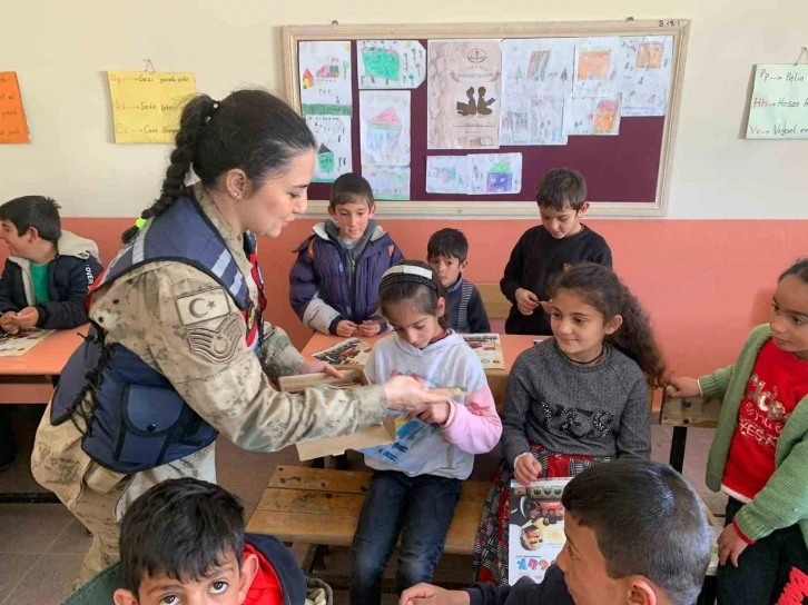 Ağrı’da jandarmadan ilkokul öğrencilerine "Mahremiyet" eğitimi
