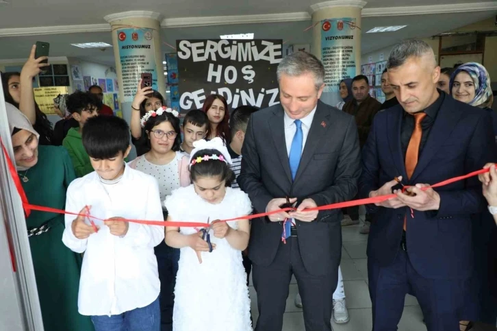 Ağrı’da özel eğitim öğrencilerinin yılsonu calışmaları ilgi odağı oldu
