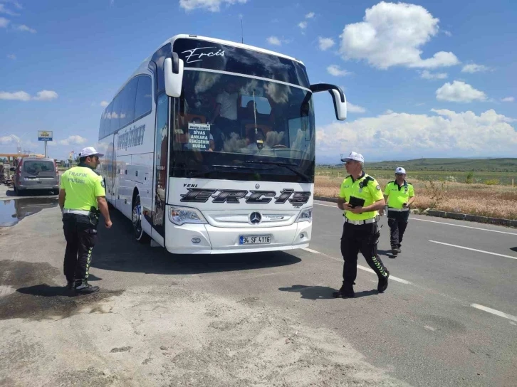 Ağrı’da trafik polisleri bayram öncesi emniyet kemeri denetimi yaptı
