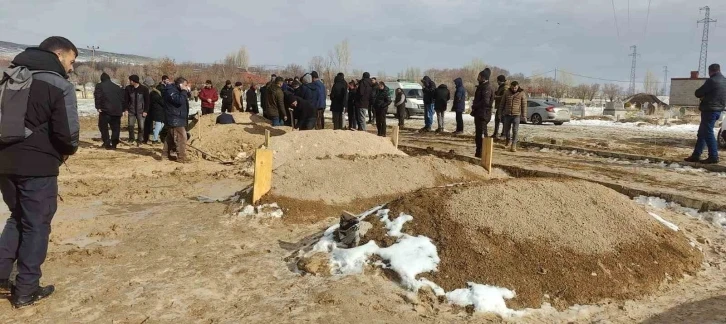 Ağrı’da yol açmaya giden iş makinasının devrilmesi sonucu hayatını kaybeden 4 kişi toprağa verildi
