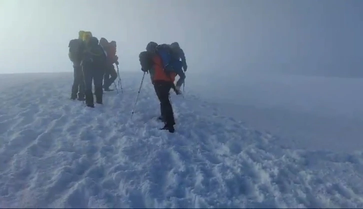 Ağrı Dağı’nda dağcılar kar ve fırtınaya rağmen zirveye ulaştı
