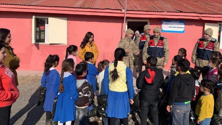 Ağrı'da köy çocuklarının kışlık kıyafetleri Mehmetçik'ten