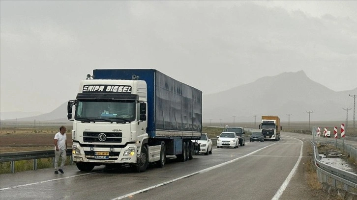 Ağrı'da meydana gelen sel nedeniyle Türkiye-İran kara yolu ulaşıma kapandı