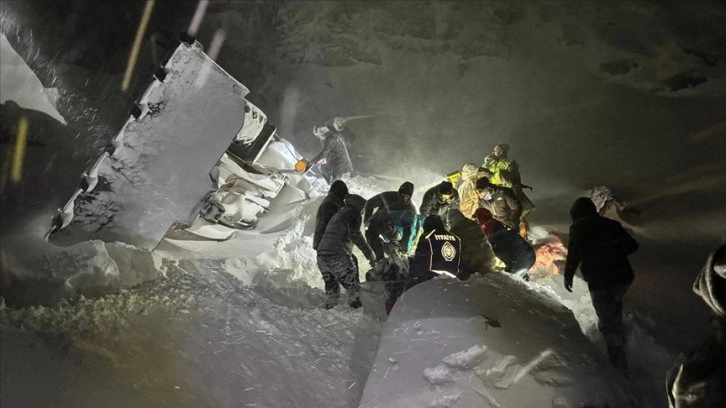 Ağrı'da yol açma çalışması yaparken uçuruma yuvarlanan iş makinesinin operatörü öldü