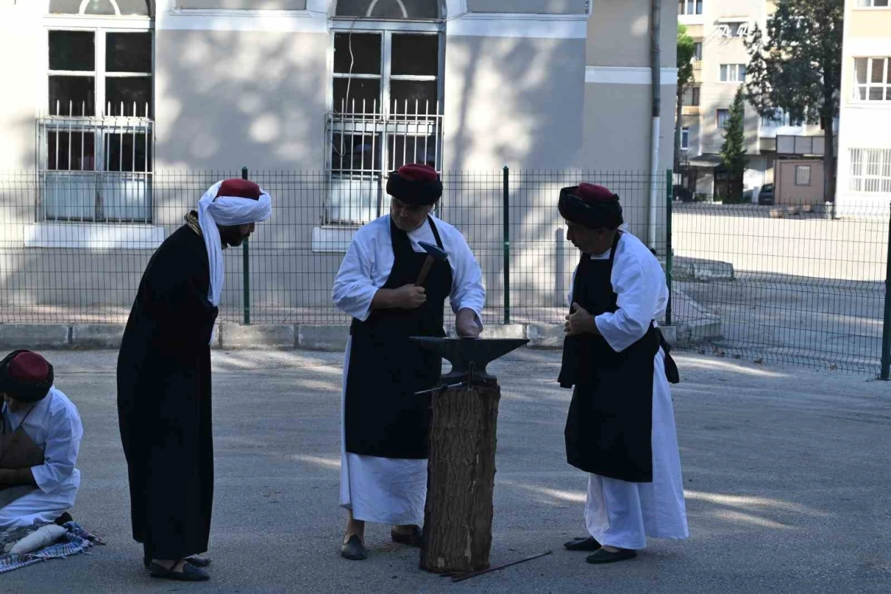 Ahilik teşkilatına girmeye hak kazanan çıraklar şedlerini kuşandı
