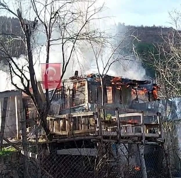 Ahşap evde çıkan yangın itfaiye ekiplerince söndürüldü
