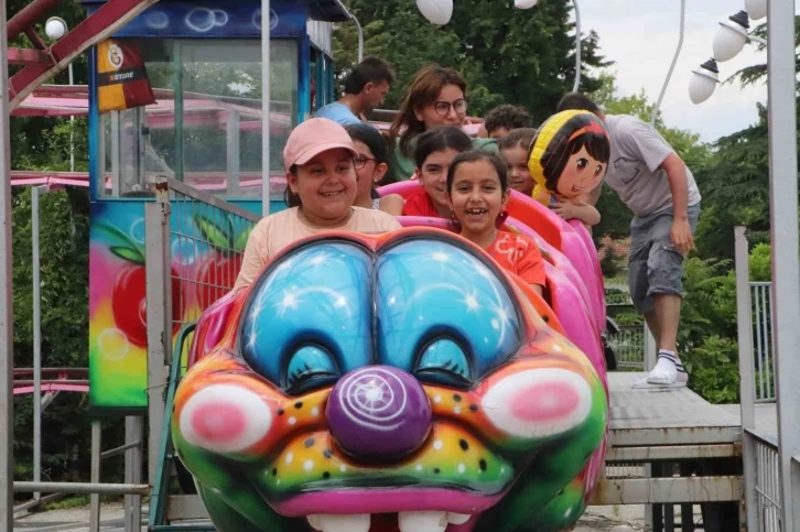 Aileler bayramda lunaparkın yolunu tuttu