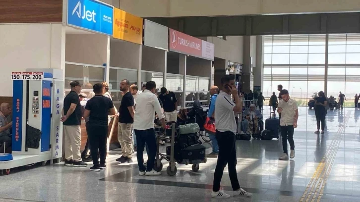 Ajet, Diyarbakır’da yolcuları saatlerce uçakta beklettikten sonra indirdi
