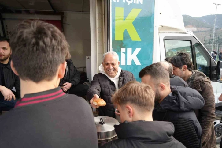 AK Parti’den maçın devre arasında taraftarlara çay simit ikramı
