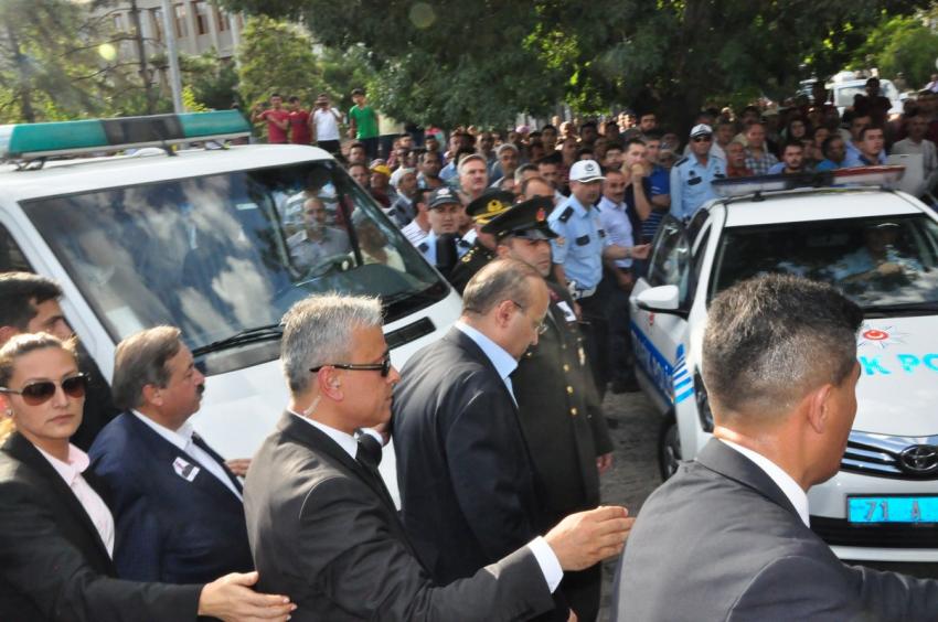Şehit cenazesinde AKP protestosu