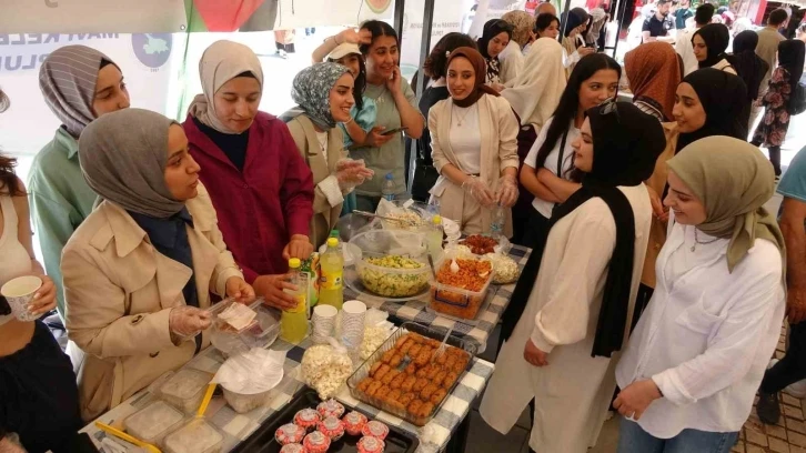 Akademisyen ve öğrenciler Gazze yararına ’hayır çarşısı’ kurdu
