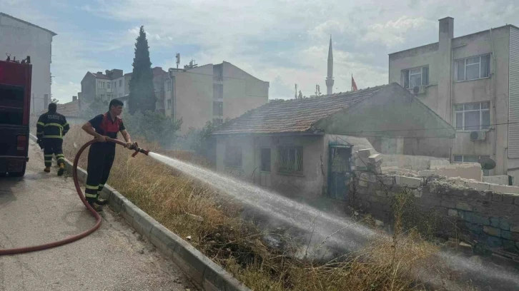 Akaryakıt istasyonu yakınında çıkan yangın paniğe neden oldu
