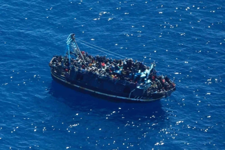 Akdeniz’de 400 düzensiz göçmen kurtarılmayı bekliyor
