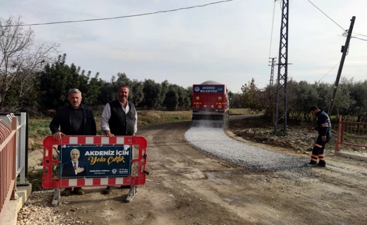 Akdeniz’de asfaltlama çalışmaları sürüyor