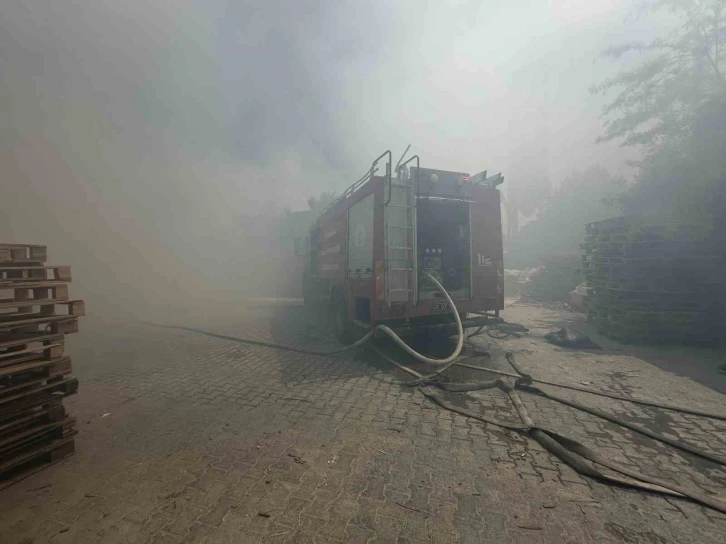 Akhisar Sanayi sitesindeki yangın korkuttu
