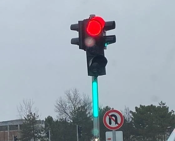 Akıllı kavşakta trafik ışığının kafası karıştı: Üstte kırmızı, altta yeşil yandı
