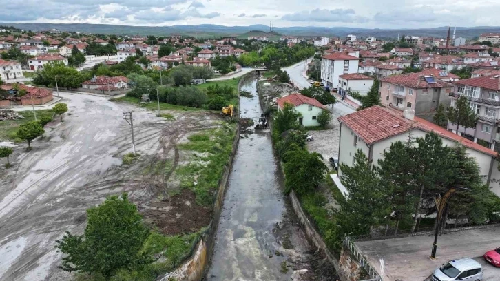 Alaca Deresi’nde temizlik çalışması yapıldı
