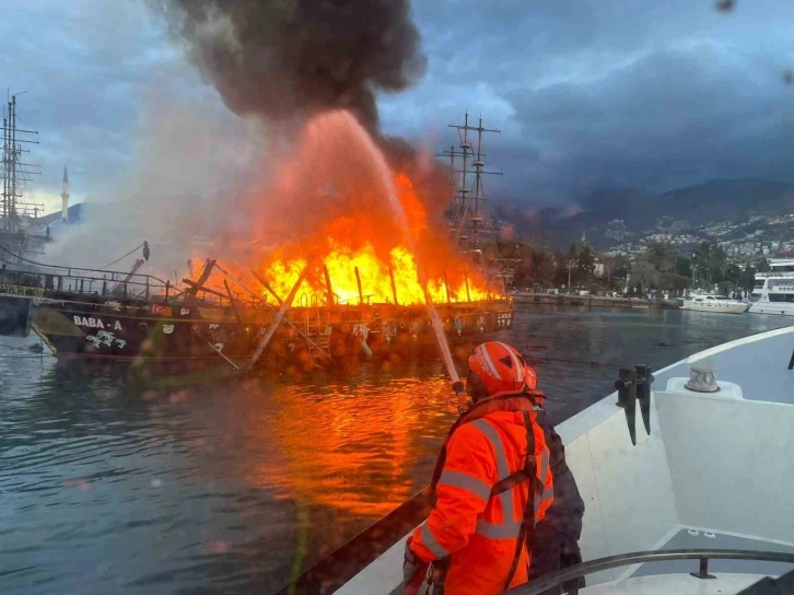 Alanya’da alev alev yanan tur tekneleriyle ilgili adli soruşturma başlatıldı
