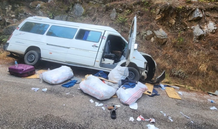 Alanya’da freni boşalan minibüs kayaya çarpıp devrildi: 3’ü çocuk 6 yaralı
