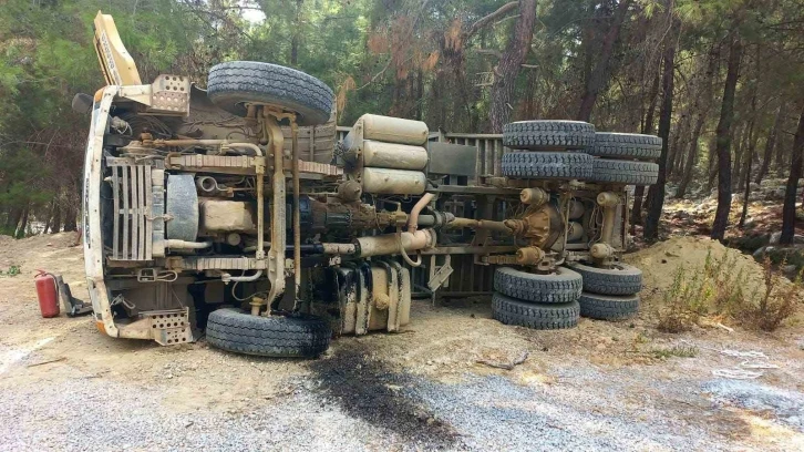 Alanya’da hafriyat kamyonu devrildi: 1 yaralı
