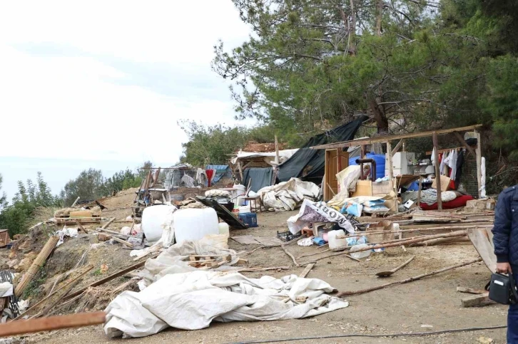 Alanya’da hazine arazisini işgal eden baraka boşaltıldı
