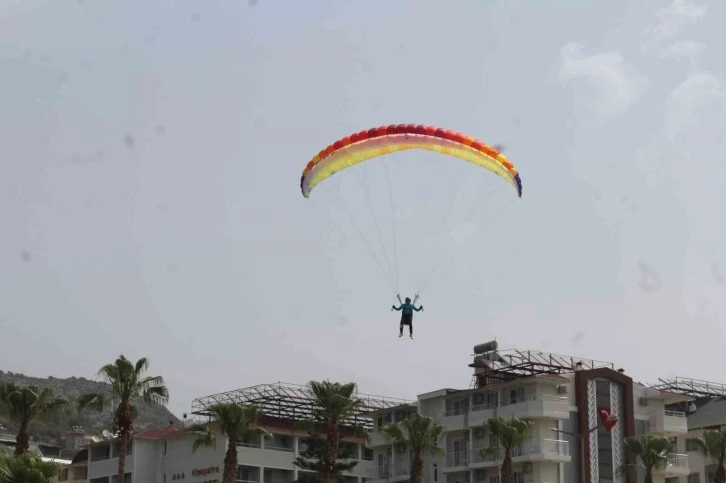 Alanya semaları yamaç paraşütleriyle renklendi
