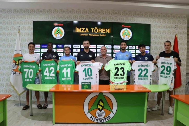 Alanyaspor, sözleşme yenilediği ve transfer ettiği futbolcularını tanıttı
